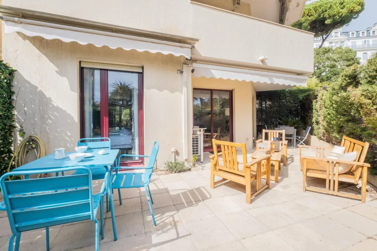 3P Garden-Level Apartment Residence With Pool Cannes France